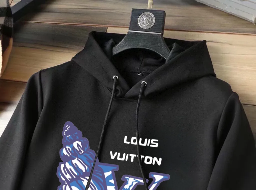🅿️400 direct batch [LV Louis Vuitton] (Fat Man Gospel) hot-selling suit is coming. Focus on the original version of the official website. 2025 new hot-selling cardigan sweater suit. The original order is the best. 🇭🇰The meticulous work of top designers. Just for a fitting and perfect upper body effect. 100% natural high-quality Roman cotton, close-fitting comfort, noble and elegant! Original hardware embodies elegance and nobility! Counter size: M-5XL (maximum wear up to 220 pounds)